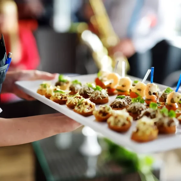 Servicio de catering con cocina ventilada por campana compensada